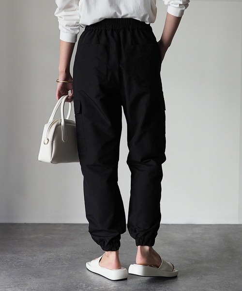 Riberry（リベリー）の「裾絞りナイロンカーゴパンツ（カーゴパンツ・レディース・ブラック/モカ/グリーン/アイボリー・MEDIUM）」の8枚目の写真