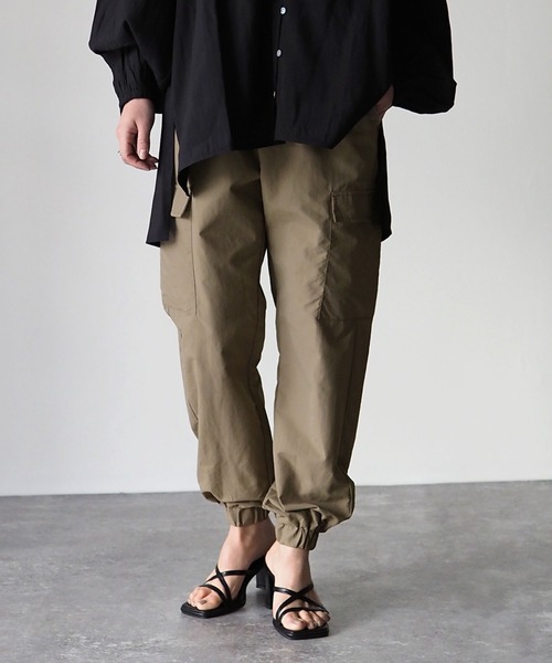 Riberry（リベリー）の「裾絞りナイロンカーゴパンツ（カーゴパンツ・レディース・ブラック/モカ/グリーン/アイボリー・MEDIUM）」の10枚目の写真