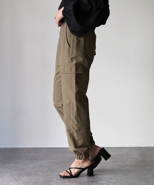 Riberry（リベリー）の「裾絞りナイロンカーゴパンツ（カーゴパンツ・レディース・ブラック/モカ/グリーン/アイボリー・MEDIUM）」の13枚目の写真