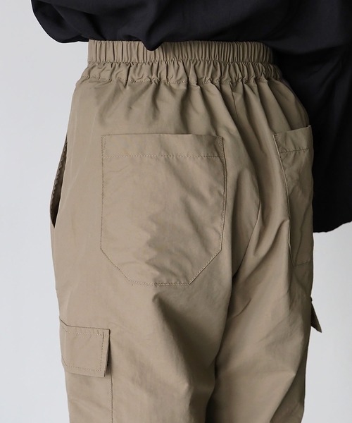 Riberry（リベリー）の「裾絞りナイロンカーゴパンツ（カーゴパンツ・レディース・ブラック/モカ/グリーン/アイボリー・MEDIUM）」の17枚目の写真