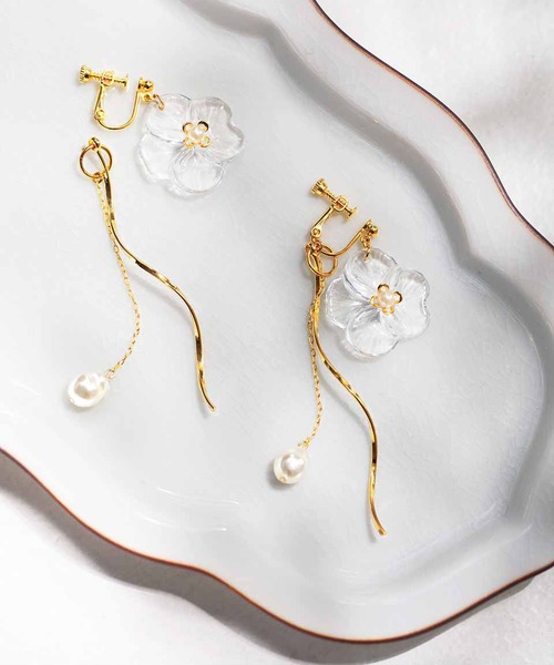 IEDIT（イディット）の「ＩＥＤＩＴ　耳もとに華やぎを添える　ポピーのイヤアクセサリー〈クリア〉（ピアス（両耳用）・レディース・クリア・1/2）」の4枚目の写真