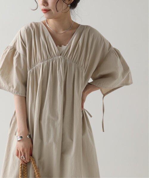 RAY CASSIN（レイカズン）の「スリーブリボンギャザーワンピース（ワンピース・レディース・オフホワイト/パープル/ベージュ・FREE）」の2枚目の写真