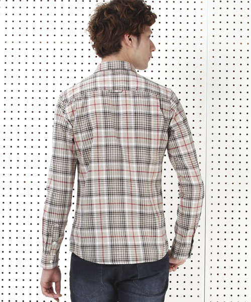 R.NEWBOLD（アールニューボールド）の「COTON PLAID SHIRT/チェック柄シャツ/155600（シャツ/ブラウス・メンズ・レッド/ベージュ・MEDIUM/SMALL/LARGE/X-LARGE）」の4枚目の写真
