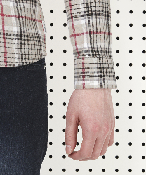 R.NEWBOLD（アールニューボールド）の「COTON PLAID SHIRT/チェック柄シャツ/155600（シャツ/ブラウス・メンズ・レッド/ベージュ・MEDIUM/SMALL/LARGE/X-LARGE）」の18枚目の写真