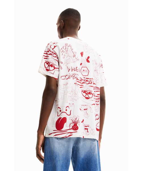 Desigual(デシグアル)の「プリント オーバーサイズ Tシャツ(Tシャツ/カットソー・メンズ・レッド・S/M/L/XL)」の4枚目の写真