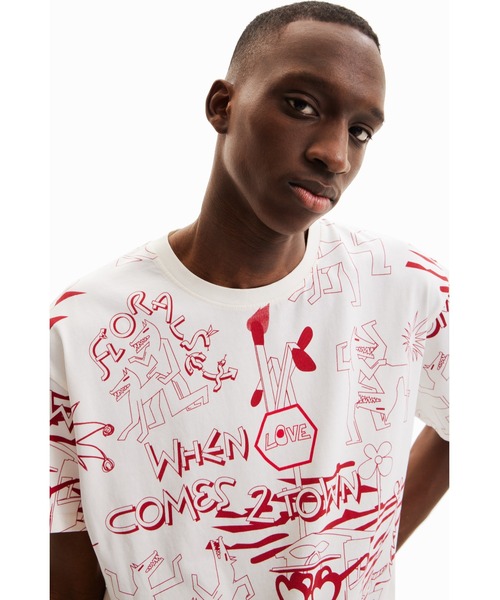 Desigual(デシグアル)の「プリント オーバーサイズ Tシャツ(Tシャツ/カットソー・メンズ・レッド・S/M/L/XL)」の5枚目の写真