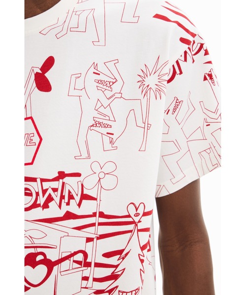 Desigual(デシグアル)の「プリント オーバーサイズ Tシャツ(Tシャツ/カットソー・メンズ・レッド・S/M/L/XL)」の6枚目の写真
