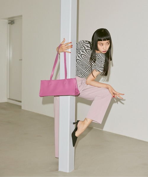 FEKETE（フェケテ）の「TAPERED SLACKS PANTS / センタープレステーパードスラックス（スラックス・レディース・ライトピンク/ブラック・SMALL/MEDIUM）」の4枚目の写真