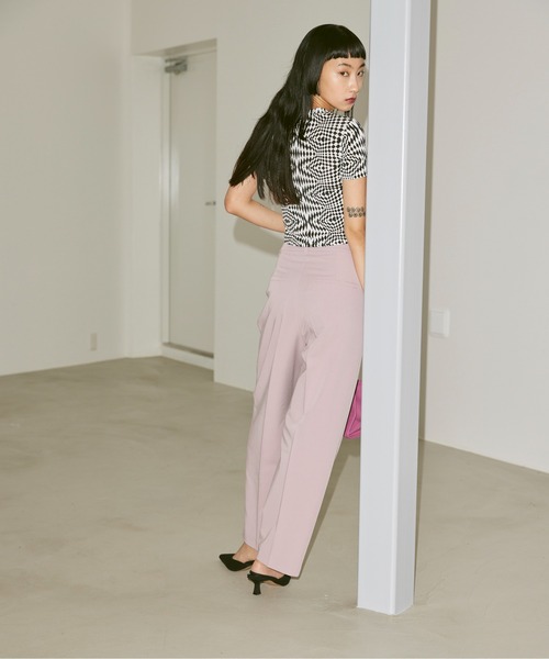 FEKETE（フェケテ）の「TAPERED SLACKS PANTS / センタープレステーパードスラックス（スラックス・レディース・ライトピンク/ブラック・SMALL/MEDIUM）」の7枚目の写真