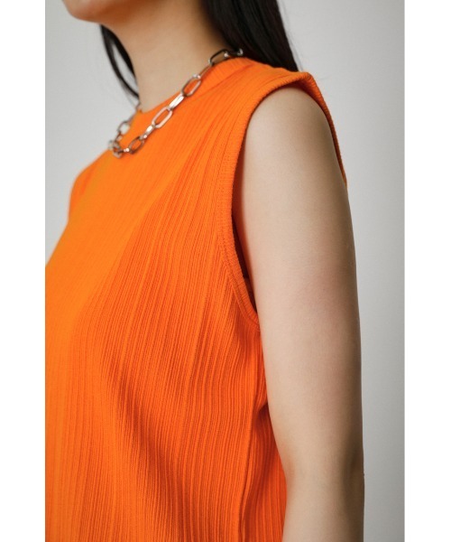 AZUL by moussy(アズールバイマウジー)の「SLEEVELESS HIGH NECK CUT TOPS/スリーブレスハイネックカットトップス(タンクトップ・レディース・ブラック/オフホワイト/オレンジ/ブルー・SMALL/MEDIUM)」の6枚目の写真