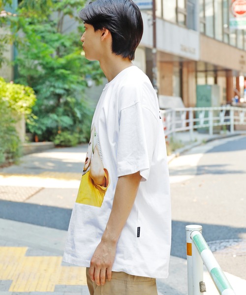 acme de la vie(アクメドラビ)の「Acme de la vie/アクメドラビ BABY FACE TELEPHONE BABY SHORT SLEEVE T-SHIRT R WHITE プリントTシャツ(Tシャツ/カットソー・メンズ・ホワイト・1/2)」の2枚目の写真