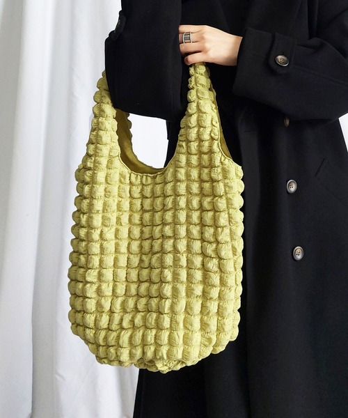 me+em select（ミームセレクト）の「【 新色追加 】ぽこぽこラウンドショルダートートバッグ【Ａ４収納可能／裏地付き】（ショルダーバッグ・レディース・ブラック/オフホワイト/グリーン系その他・FREE）」の3枚目の写真