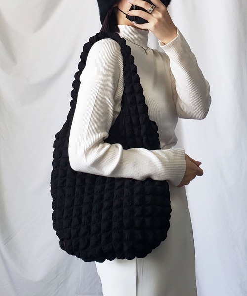 me+em select（ミームセレクト）の「【 新色追加 】ぽこぽこラウンドショルダートートバッグ【Ａ４収納可能／裏地付き】（ショルダーバッグ・レディース・ブラック/オフホワイト/グリーン系その他・FREE）」の5枚目の写真