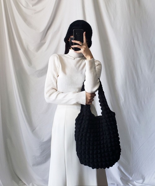 me+em select（ミームセレクト）の「【 新色追加 】ぽこぽこラウンドショルダートートバッグ【Ａ４収納可能／裏地付き】（ショルダーバッグ・レディース・ブラック/オフホワイト/グリーン系その他・FREE）」の16枚目の写真