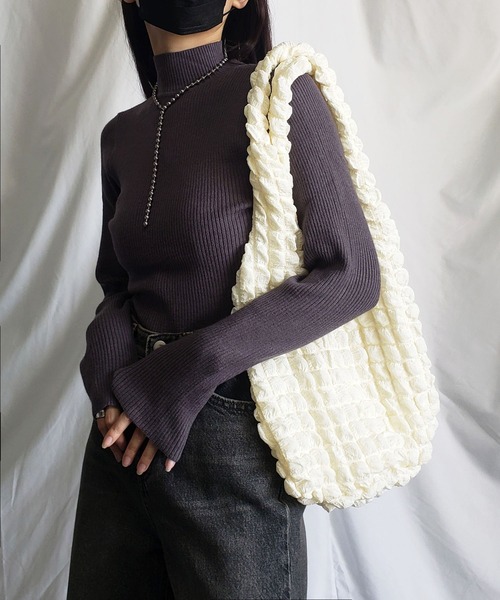 me+em select（ミームセレクト）の「【 新色追加 】ぽこぽこラウンドショルダートートバッグ【Ａ４収納可能／裏地付き】（ショルダーバッグ・レディース・ブラック/オフホワイト/グリーン系その他・FREE）」の15枚目の写真