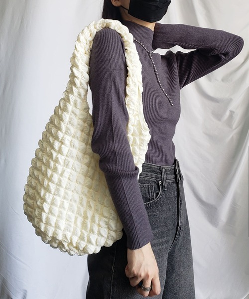 me+em select（ミームセレクト）の「【 新色追加 】ぽこぽこラウンドショルダートートバッグ【Ａ４収納可能／裏地付き】（ショルダーバッグ・レディース・ブラック/オフホワイト/グリーン系その他・FREE）」の9枚目の写真