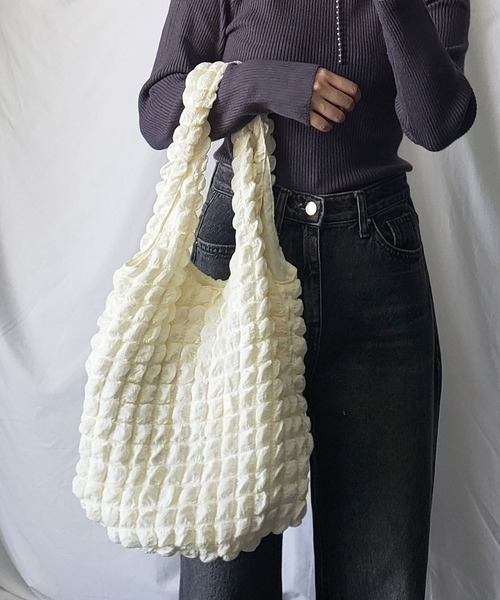 me+em select（ミームセレクト）の「【 新色追加 】ぽこぽこラウンドショルダートートバッグ【Ａ４収納可能／裏地付き】（ショルダーバッグ・レディース・ブラック/オフホワイト/グリーン系その他・FREE）」の20枚目の写真