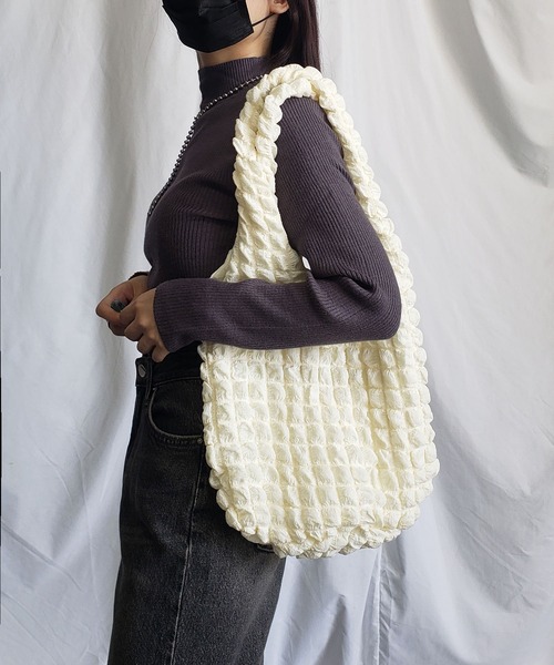 me+em select（ミームセレクト）の「【 新色追加 】ぽこぽこラウンドショルダートートバッグ【Ａ４収納可能／裏地付き】（ショルダーバッグ・レディース・ブラック/オフホワイト/グリーン系その他・FREE）」の18枚目の写真