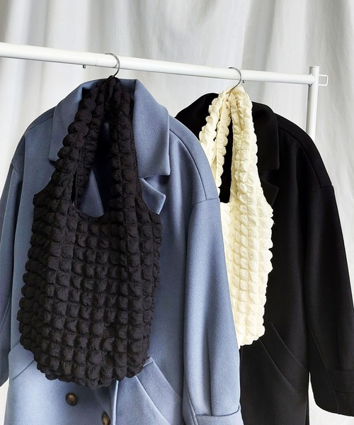 me+em select（ミームセレクト）の「【 新色追加 】ぽこぽこラウンドショルダートートバッグ【Ａ４収納可能／裏地付き】（ショルダーバッグ・レディース・ブラック/オフホワイト/グリーン系その他・FREE）」の4枚目の写真