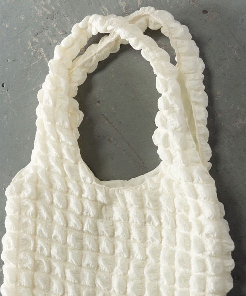 me+em select（ミームセレクト）の「【 新色追加 】ぽこぽこラウンドショルダートートバッグ【Ａ４収納可能／裏地付き】（ショルダーバッグ・レディース・ブラック/オフホワイト/グリーン系その他・FREE）」の6枚目の写真