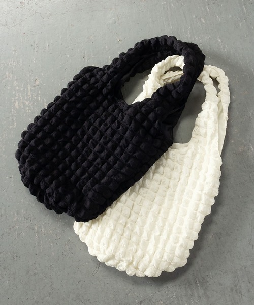 me+em select（ミームセレクト）の「【 新色追加 】ぽこぽこラウンドショルダートートバッグ【Ａ４収納可能／裏地付き】（ショルダーバッグ・レディース・ブラック/オフホワイト/グリーン系その他・FREE）」の11枚目の写真