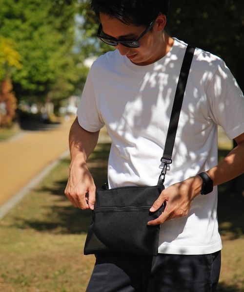 KELTY(ケルティ)の「《差が付くサコッシュ》【KELTY/ケルティ】URBAN FLAT POUCH SM(ショルダーバッグ・メンズ・ブラック/モカ・FREE)」の9枚目の写真