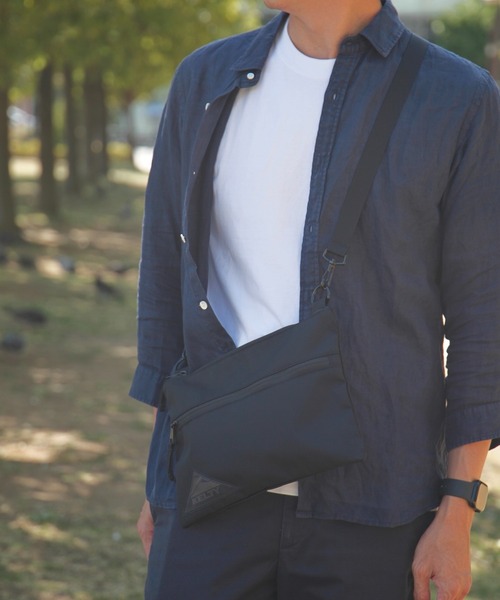 KELTY(ケルティ)の「《差が付くサコッシュ》【KELTY/ケルティ】URBAN FLAT POUCH SM(ショルダーバッグ・メンズ・ブラック/モカ・FREE)」の11枚目の写真