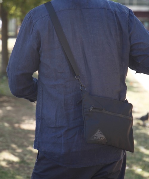 KELTY(ケルティ)の「《差が付くサコッシュ》【KELTY/ケルティ】URBAN FLAT POUCH SM(ショルダーバッグ・メンズ・ブラック/モカ・FREE)」の12枚目の写真