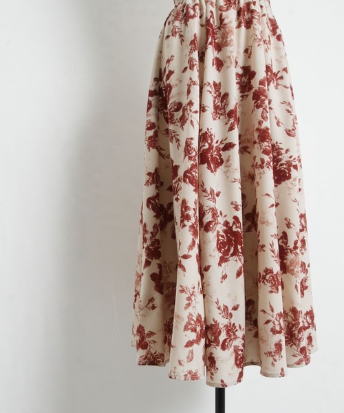 tocco closet(トッコ クローゼット)の「ウエストシャーリングフラワープリントフレアスカート(スカート・レディース・ベージュ・M)」の11枚目の写真