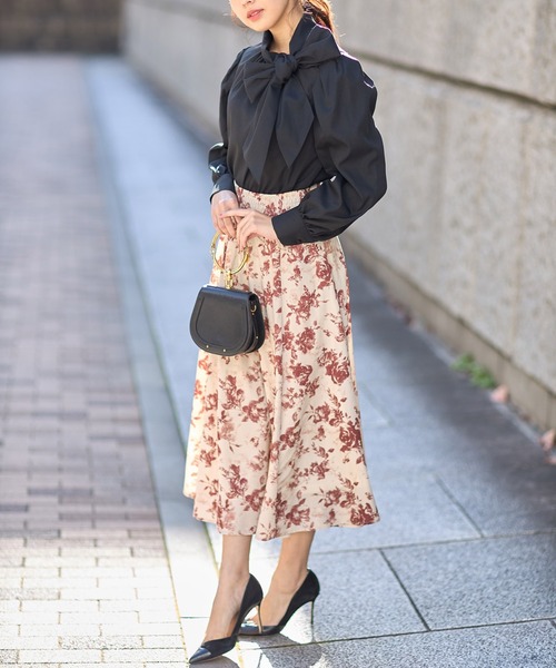 tocco closet(トッコ クローゼット)の「ウエストシャーリングフラワープリントフレアスカート(スカート・レディース・ベージュ・M)」の8枚目の写真
