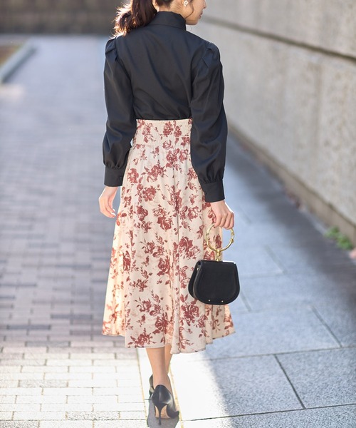 tocco closet(トッコ クローゼット)の「ウエストシャーリングフラワープリントフレアスカート(スカート・レディース・ベージュ・M)」の10枚目の写真