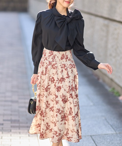 tocco closet(トッコ クローゼット)の「ウエストシャーリングフラワープリントフレアスカート(スカート・レディース・ベージュ・M)」の14枚目の写真