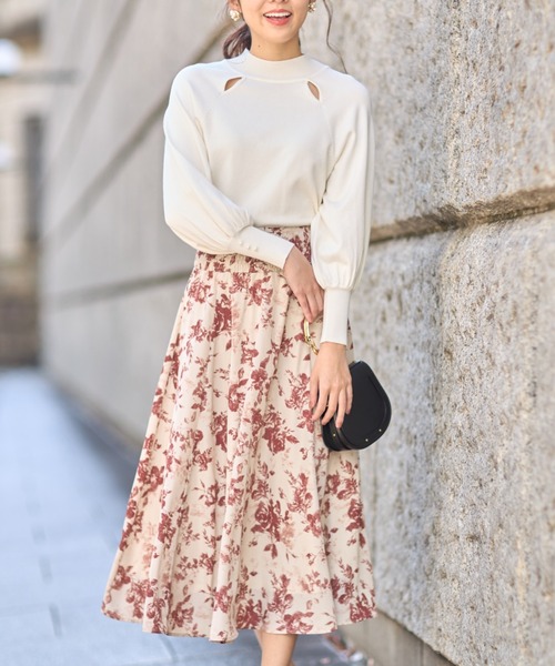 tocco closet(トッコ クローゼット)の「ウエストシャーリングフラワープリントフレアスカート(スカート・レディース・ベージュ・M)」の5枚目の写真