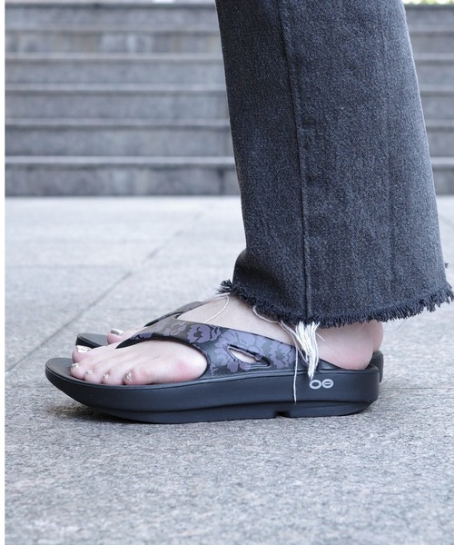 OOFOS(ウーフォス)の「OOFOS/ウーフォス OOriginal Limited - Midnight Tropics リカバリーサンダル(サンダル・レディース・その他24・24.0/25.0/23.0)」の4枚目の写真