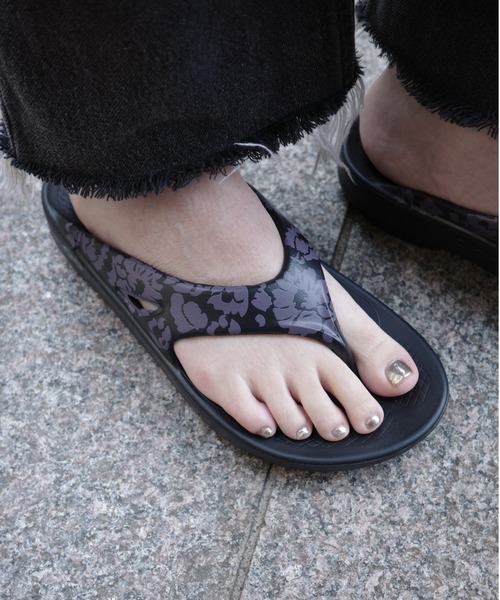 OOFOS(ウーフォス)の「OOFOS/ウーフォス OOriginal Limited - Midnight Tropics リカバリーサンダル(サンダル・レディース・その他24・24.0/25.0/23.0)」の15枚目の写真