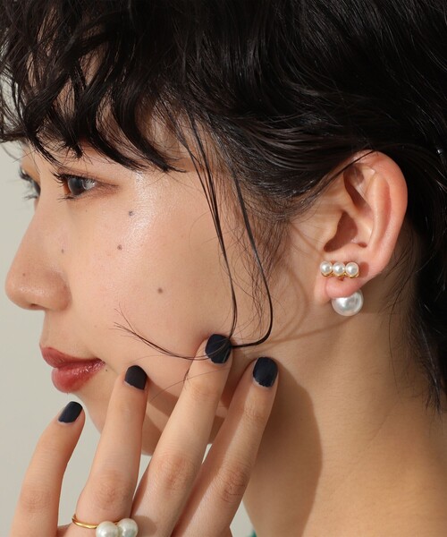 Demi-Luxe BEAMS（デミルクス ビームス）の「Demi-Luxe BEAMS / 3粒パール x パールピアス（ピアス（両耳用）・レディース・ゴールド・ONE SIZE）」の3枚目の写真