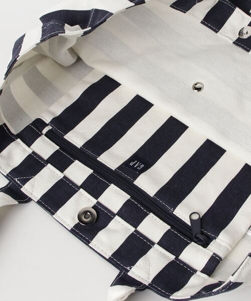 GAP（ギャップ）の「コットンリネン ストライプトートバッグ（トートバッグ・レディース・ネイビー・ONE SIZE）」の2枚目の写真