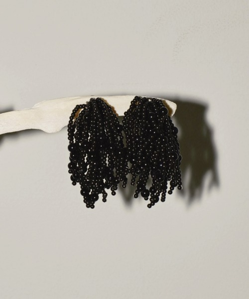 TODAYFUL（トゥデイフル）の「ball fringe earrings（イヤリング・レディース・ブラック/オレンジ/クリーム・FREE）」の12枚目の写真
