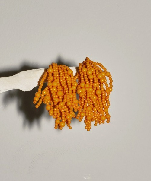 TODAYFUL（トゥデイフル）の「ball fringe earrings（イヤリング・レディース・ブラック/オレンジ/クリーム・FREE）」の13枚目の写真