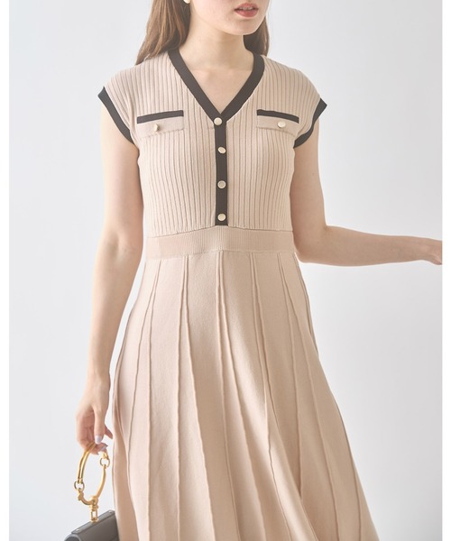 tocco closet(トッコ クローゼット)の「飾り釦付きバイカラーシャリ感リブニットワンピース(ワンピース・レディース・ブラック/ベージュ/オフホワイト・M)」の3枚目の写真