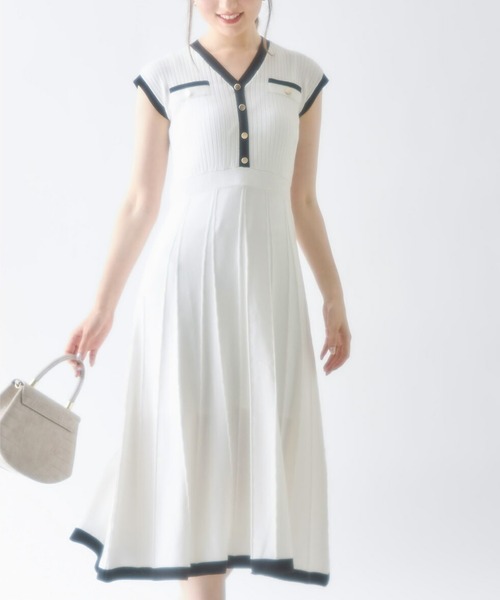 tocco closet(トッコ クローゼット)の「飾り釦付きバイカラーシャリ感リブニットワンピース(ワンピース・レディース・ブラック/ベージュ/オフホワイト・M)」の2枚目の写真