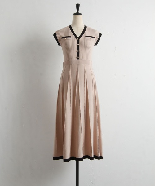 tocco closet(トッコ クローゼット)の「飾り釦付きバイカラーシャリ感リブニットワンピース(ワンピース・レディース・ブラック/ベージュ/オフホワイト・M)」の18枚目の写真