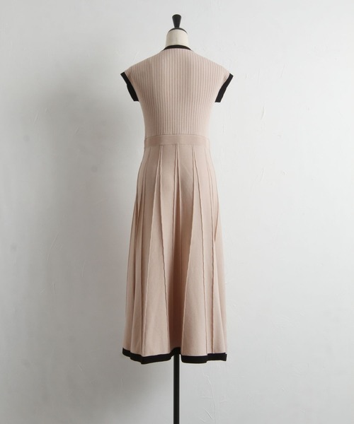 tocco closet(トッコ クローゼット)の「飾り釦付きバイカラーシャリ感リブニットワンピース(ワンピース・レディース・ブラック/ベージュ/オフホワイト・M)」の12枚目の写真