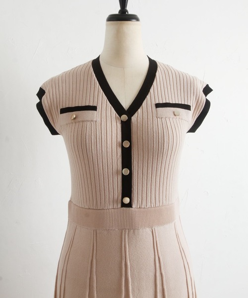 tocco closet(トッコ クローゼット)の「飾り釦付きバイカラーシャリ感リブニットワンピース(ワンピース・レディース・ブラック/ベージュ/オフホワイト・M)」の21枚目の写真