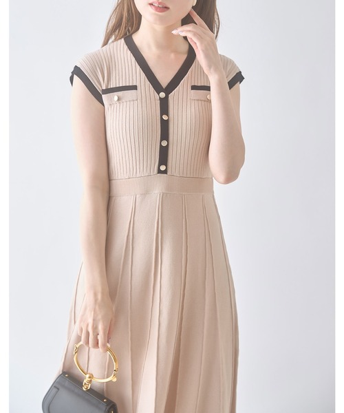 tocco closet(トッコ クローゼット)の「飾り釦付きバイカラーシャリ感リブニットワンピース(ワンピース・レディース・ブラック/ベージュ/オフホワイト・M)」の20枚目の写真