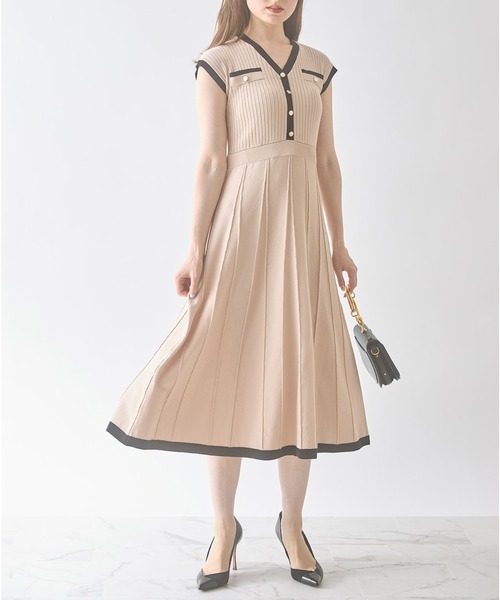 tocco closet(トッコ クローゼット)の「飾り釦付きバイカラーシャリ感リブニットワンピース(ワンピース・レディース・ブラック/ベージュ/オフホワイト・M)」の11枚目の写真