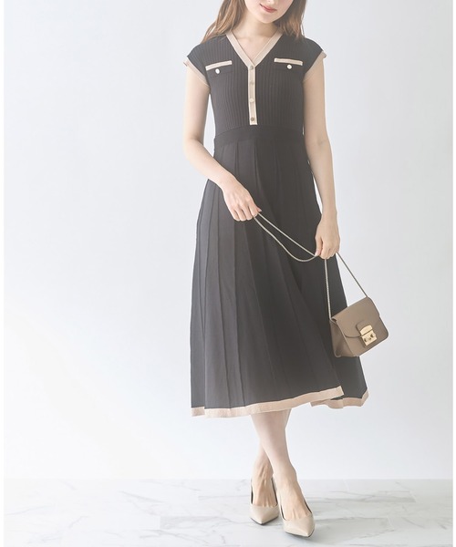 tocco closet(トッコ クローゼット)の「飾り釦付きバイカラーシャリ感リブニットワンピース(ワンピース・レディース・ブラック/ベージュ/オフホワイト・M)」の4枚目の写真