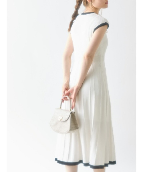 tocco closet(トッコ クローゼット)の「飾り釦付きバイカラーシャリ感リブニットワンピース(ワンピース・レディース・ブラック/ベージュ/オフホワイト・M)」の19枚目の写真