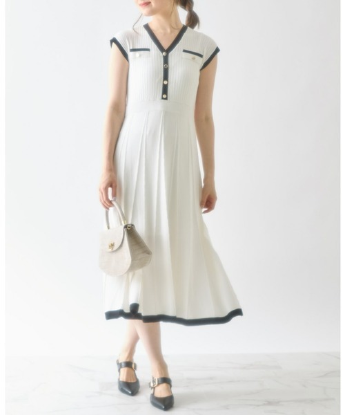 tocco closet(トッコ クローゼット)の「飾り釦付きバイカラーシャリ感リブニットワンピース(ワンピース・レディース・ブラック/ベージュ/オフホワイト・M)」の13枚目の写真