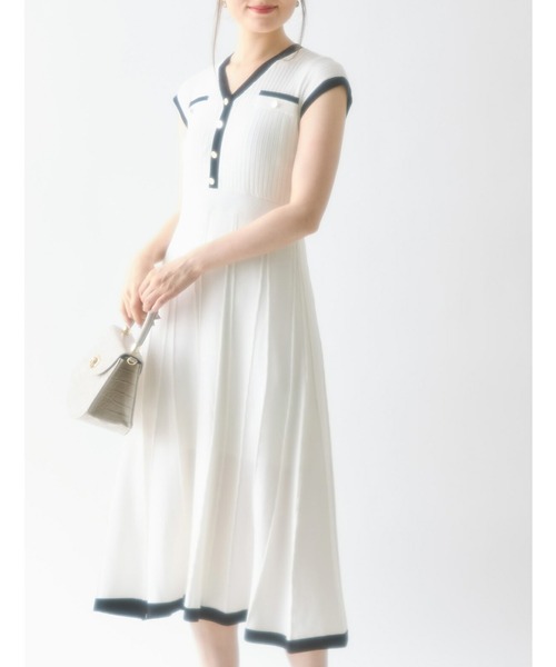 tocco closet(トッコ クローゼット)の「飾り釦付きバイカラーシャリ感リブニットワンピース(ワンピース・レディース・ブラック/ベージュ/オフホワイト・M)」の16枚目の写真